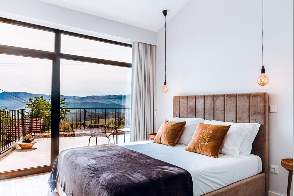Photo of the whole room, Bedroom, Mountain view