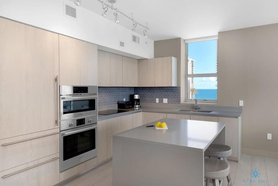 Wrap Around Balcony, Paradise Beach & Amazing Pools Apartment in Hollywood Beach