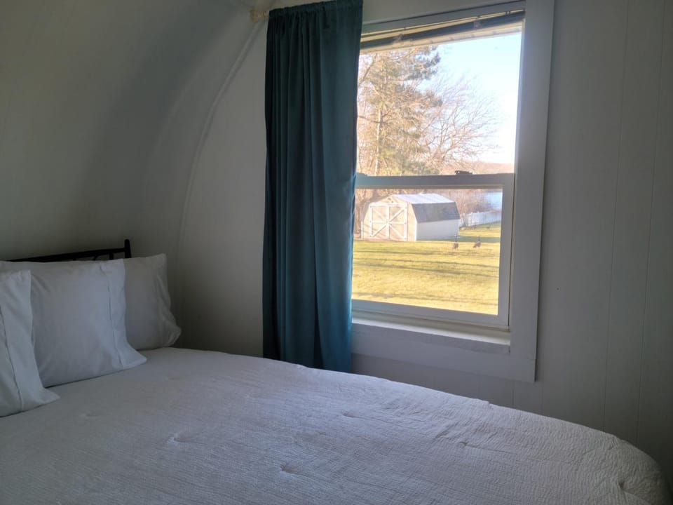 Bed, Bedroom, Lake view