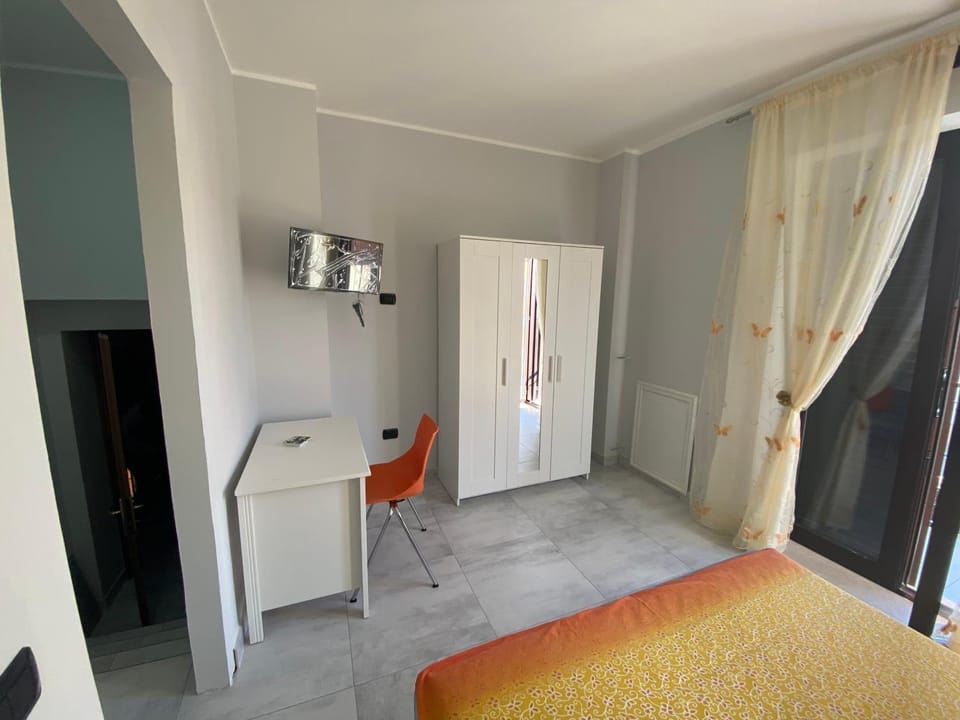 Bed, TV and multimedia, Photo of the whole room, Bedroom, wardrobe