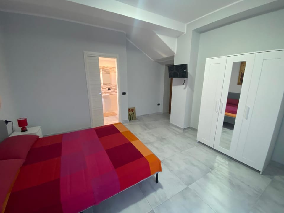 Bed, TV and multimedia, Photo of the whole room, Bedroom, wardrobe