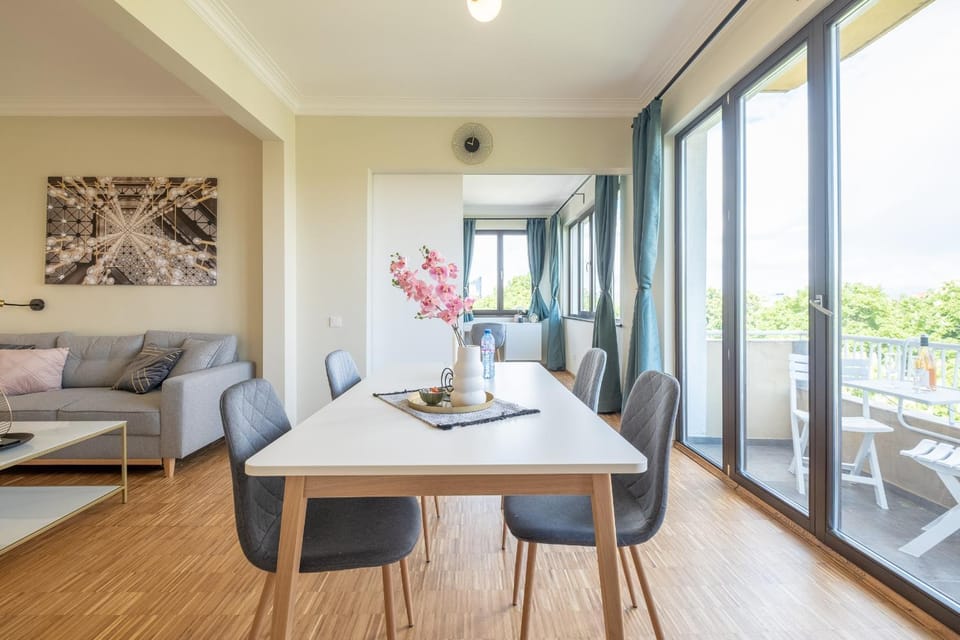 View (from property/room), View (from property/room), Balcony/Terrace, Balcony/Terrace, Living room, Seating area, Dining area, Landmark view, Landmark view