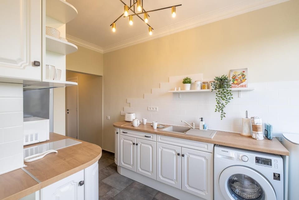 Coffee/tea facilities, Kitchen or kitchenette, microwave, minibar, oven, pet friendly, stove, washing machine
