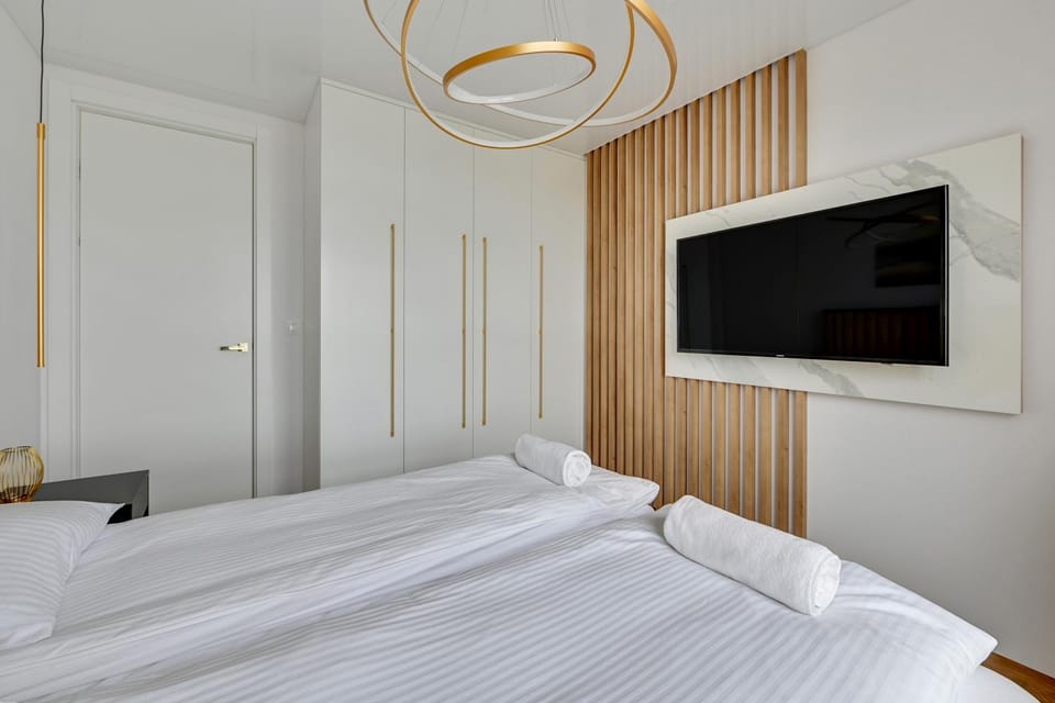 Bed, TV and multimedia, Photo of the whole room, Bedroom