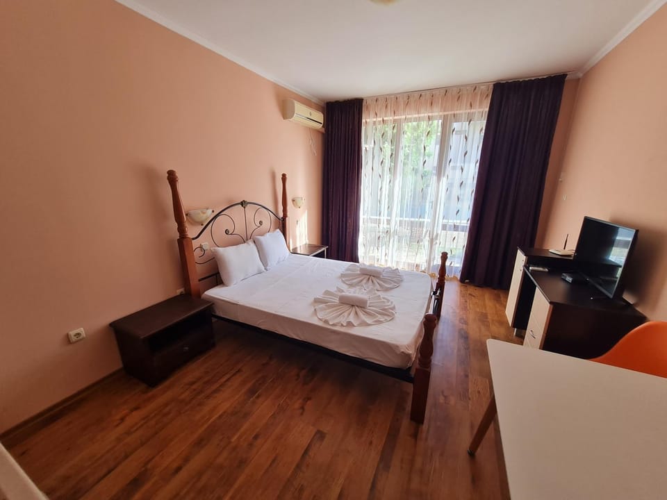 Bed, TV and multimedia, Photo of the whole room, Bedroom