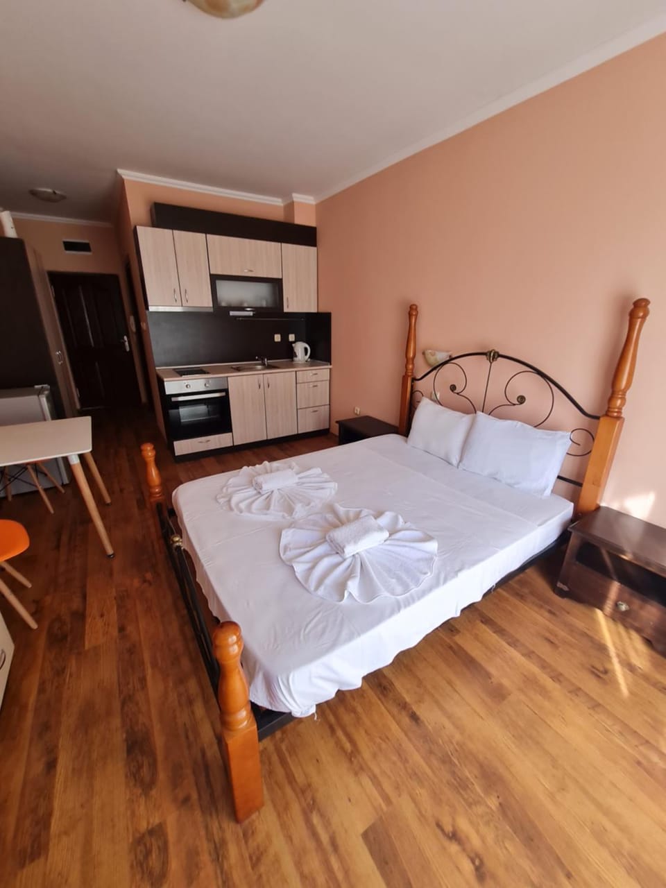 Bed, Kitchen or kitchenette, Photo of the whole room, Bedroom, pet friendly, stove, towels