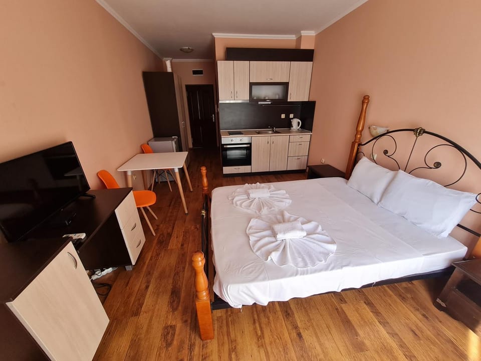Communal lounge/ TV room, Bed, TV and multimedia, Kitchen or kitchenette, Living room, Photo of the whole room, Seating area, Dining area, Evening entertainment, Bedroom, pet friendly, towels