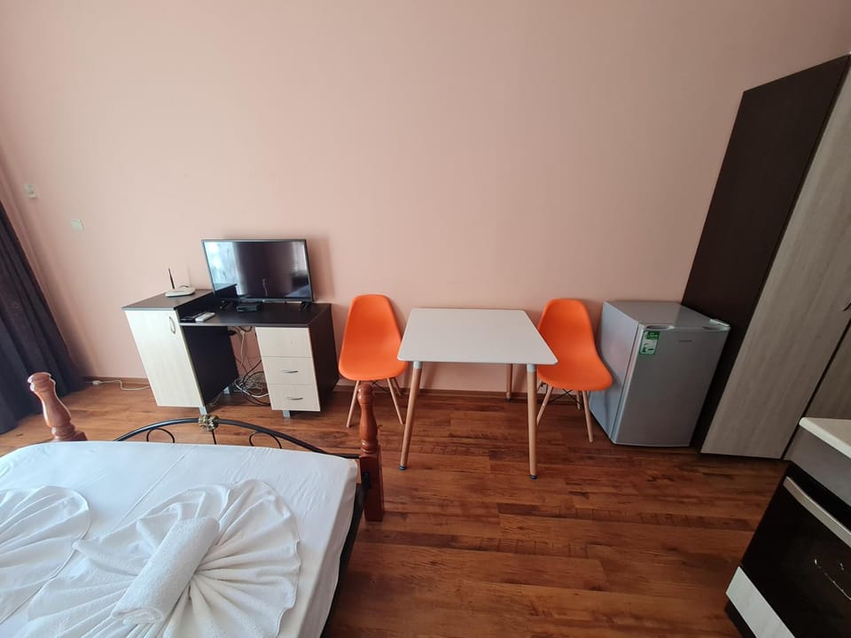 Communal lounge/ TV room, TV and multimedia, Living room, Dining area, Evening entertainment