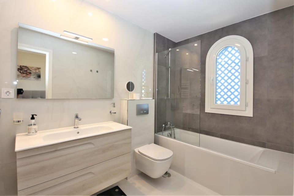 Shower, Toilet, Bathroom, Bath