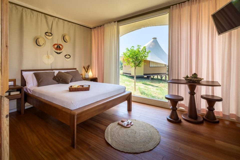 Bed, Natural landscape, TV and multimedia, View (from property/room), Photo of the whole room, Bedroom