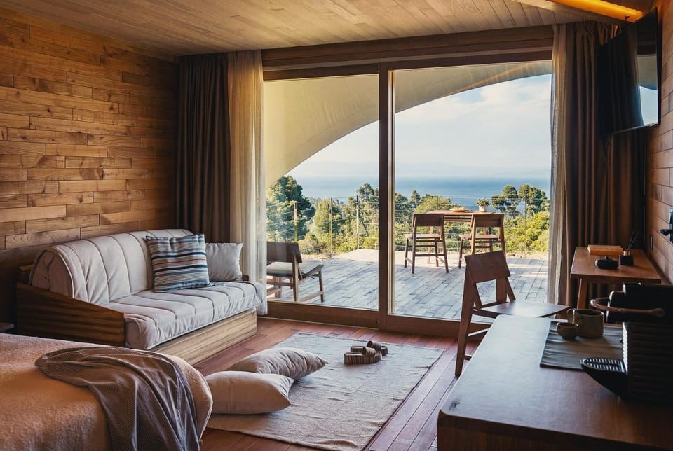 Patio, Natural landscape, TV and multimedia, View (from property/room), Balcony/Terrace, Living room, Seating area, Sea view