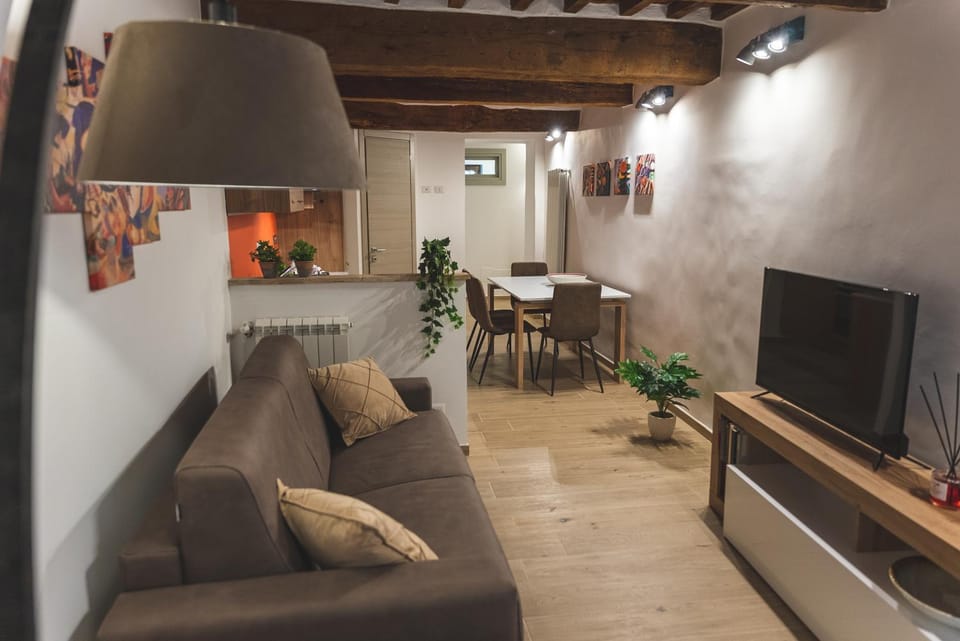 TV and multimedia, Living room, Seating area, Evening entertainment