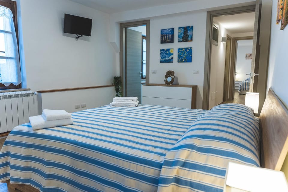 Bed, TV and multimedia, Bedroom, towels
