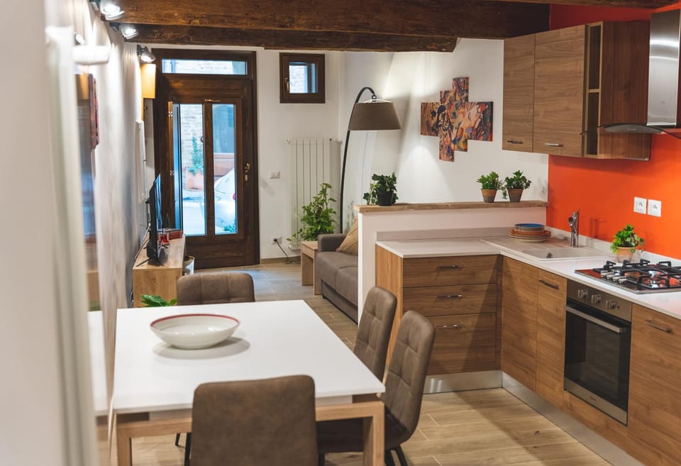 Kitchen or kitchenette, Dining area, pet friendly, stove, kitchen