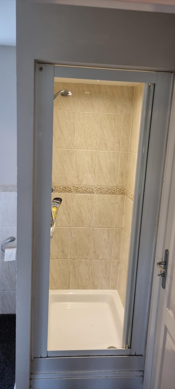 Swindon 6 deluxe doubles 2 with en suite in large house - No Pets Vacation rental in Swindon