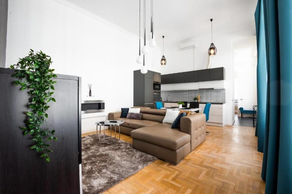 Bed, Living room, Photo of the whole room, Seating area