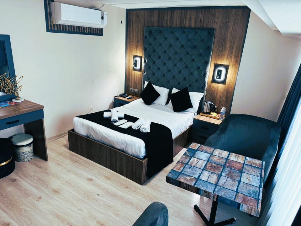 Bed, Seating area, air conditioner
