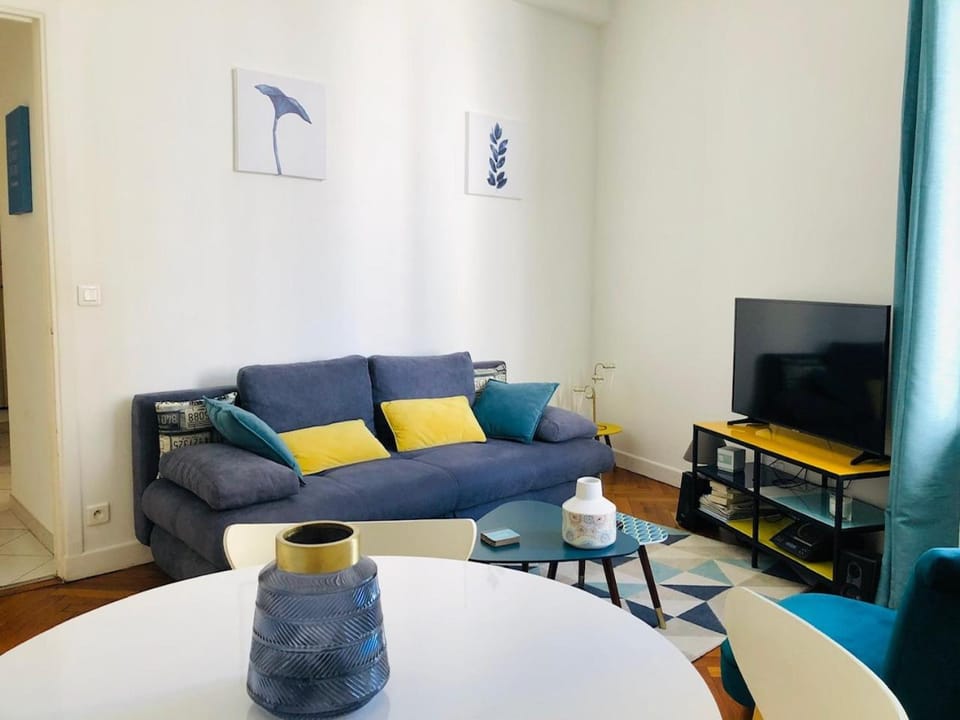Communal lounge/ TV room, TV and multimedia, Living room, Seating area, Dining area