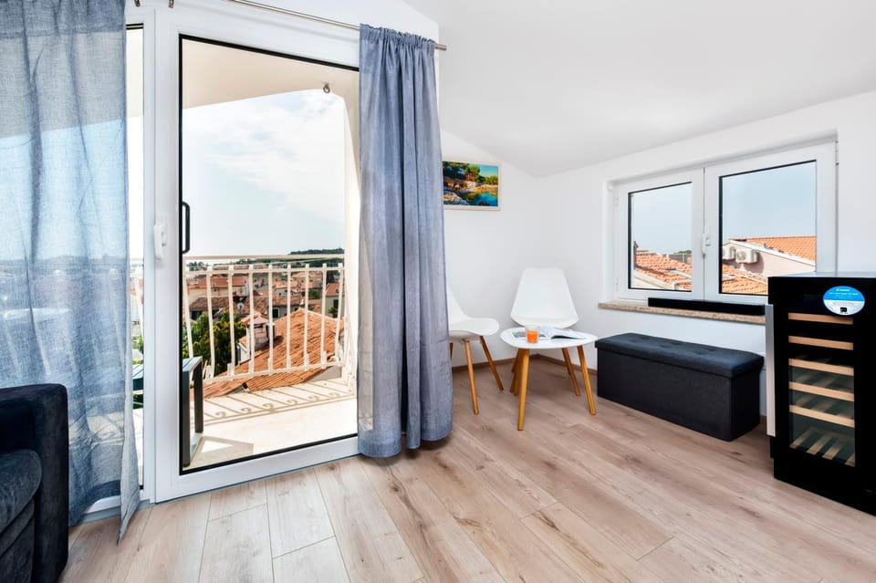 Nearby landmark, Balcony/Terrace, Mountain view, Sea view