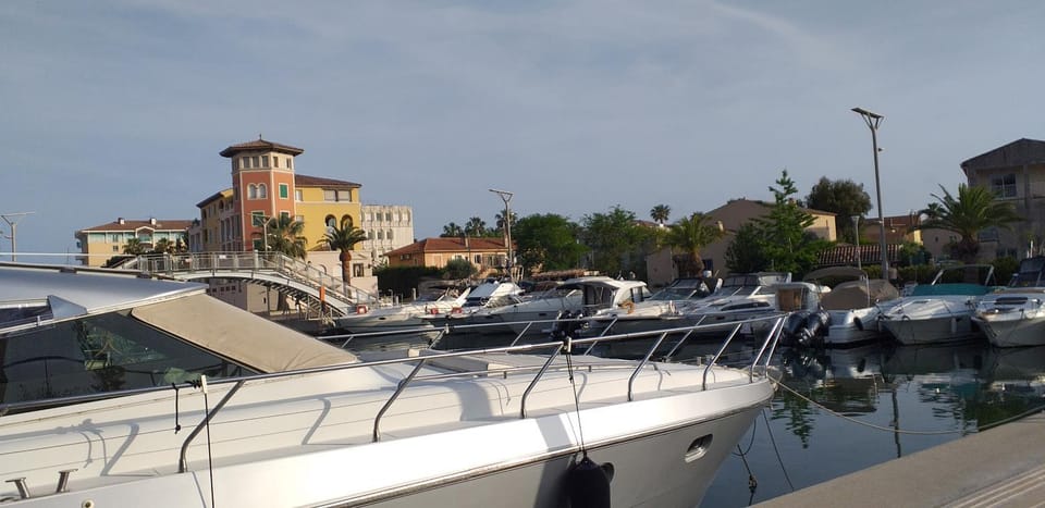 Sur le quai de port fréjus Apartment in Fréjus