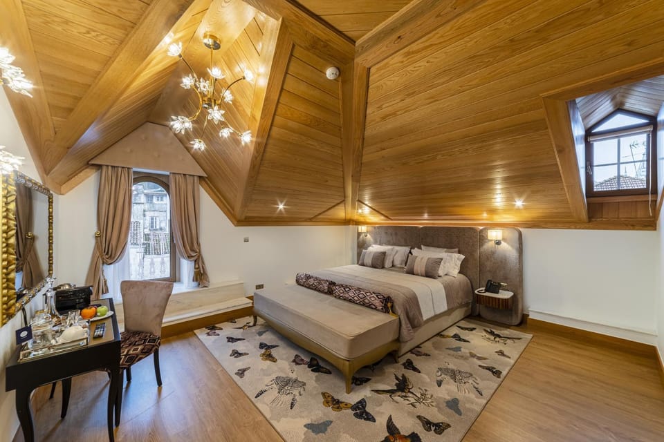 View (from property/room), Bedroom, City view, Landmark view, Mountain view