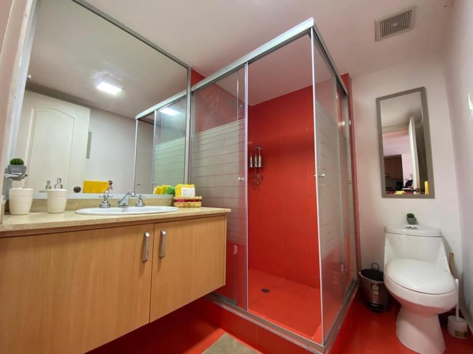Rep del Salvador, Quito 1-bedroom condo with parking and Netflix Apartment in Quito