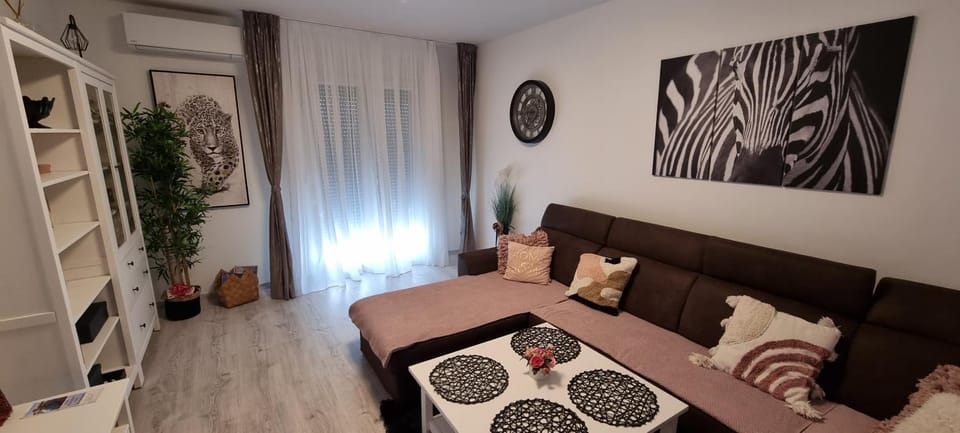 TV and multimedia, Living room, Seating area, Bedroom