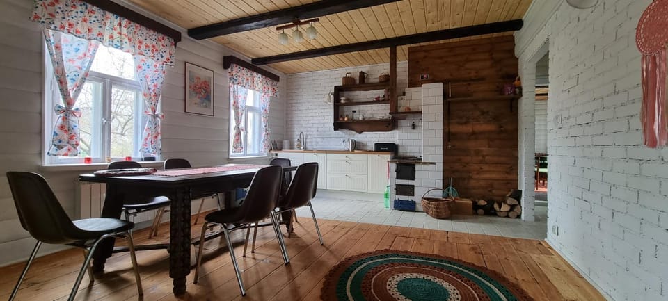 Kitchen or kitchenette, Living room, Seating area, Dining area