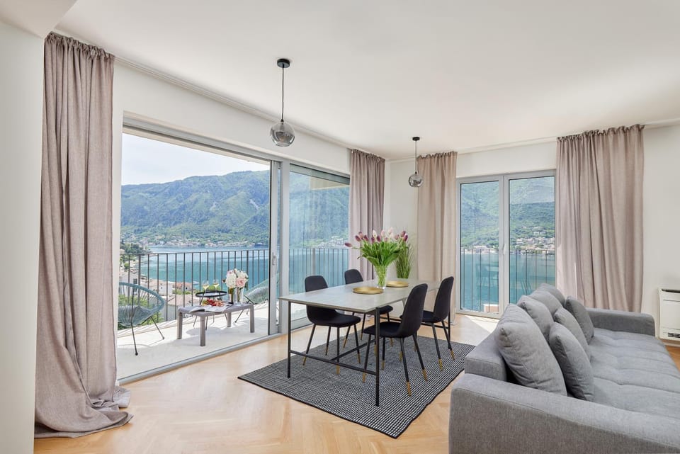 Balcony/Terrace, Living room, Seating area, Dining area, Mountain view