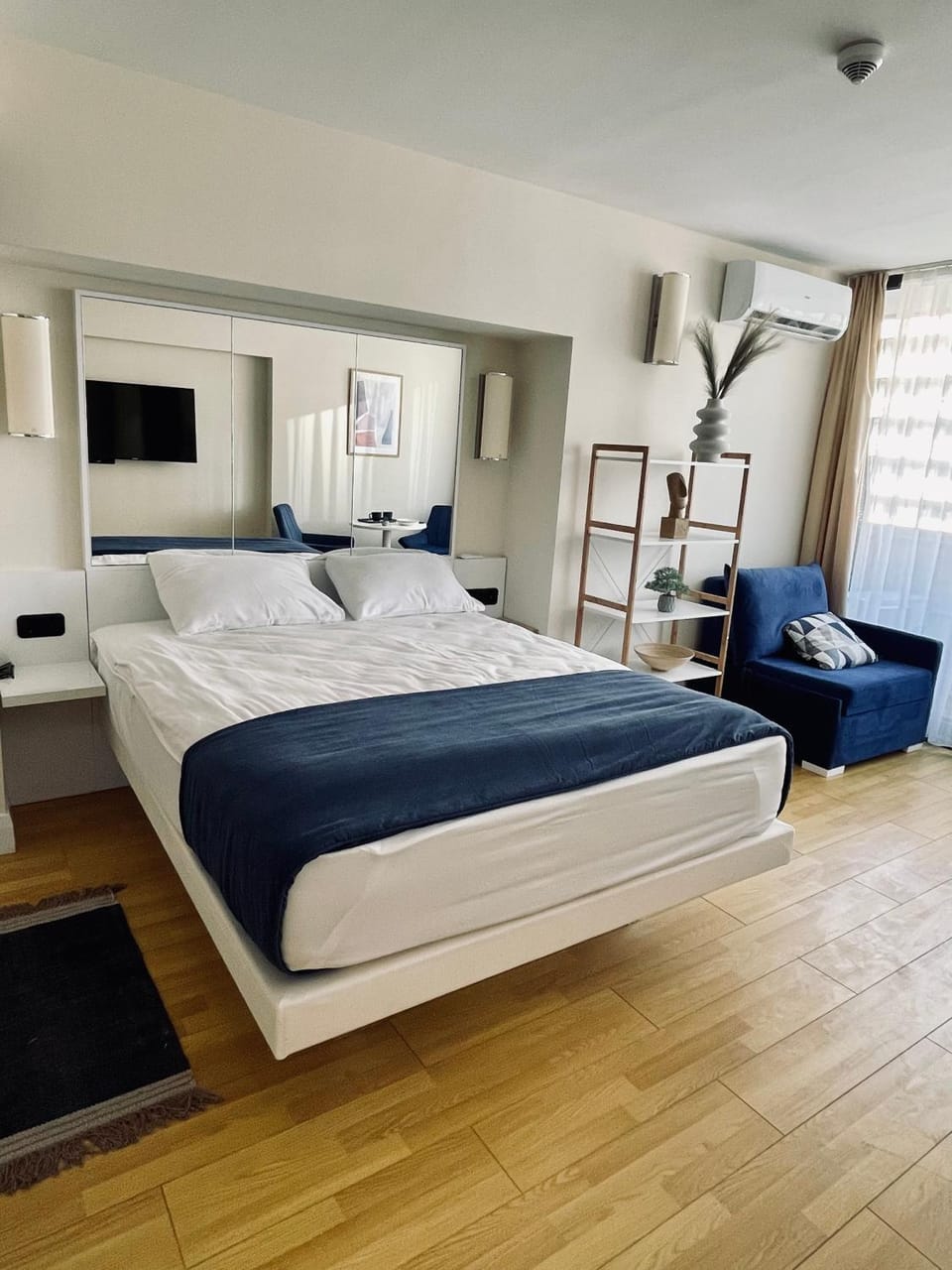 Bed, Photo of the whole room, Bedroom