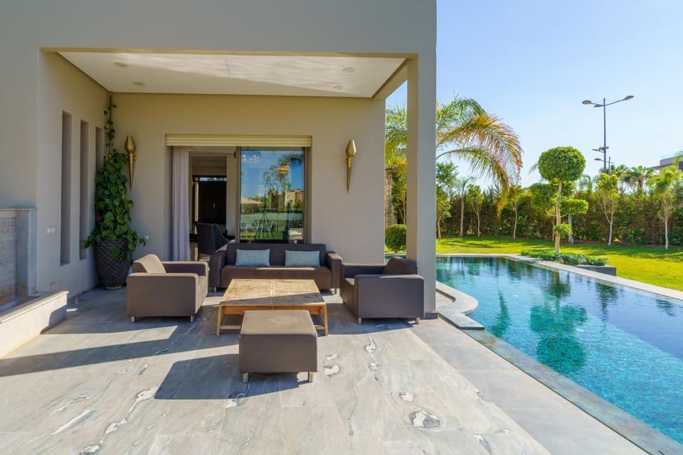 Patio, Day, Garden, Living room, Seating area, Garden view, Pool view, Swimming pool, sunbed