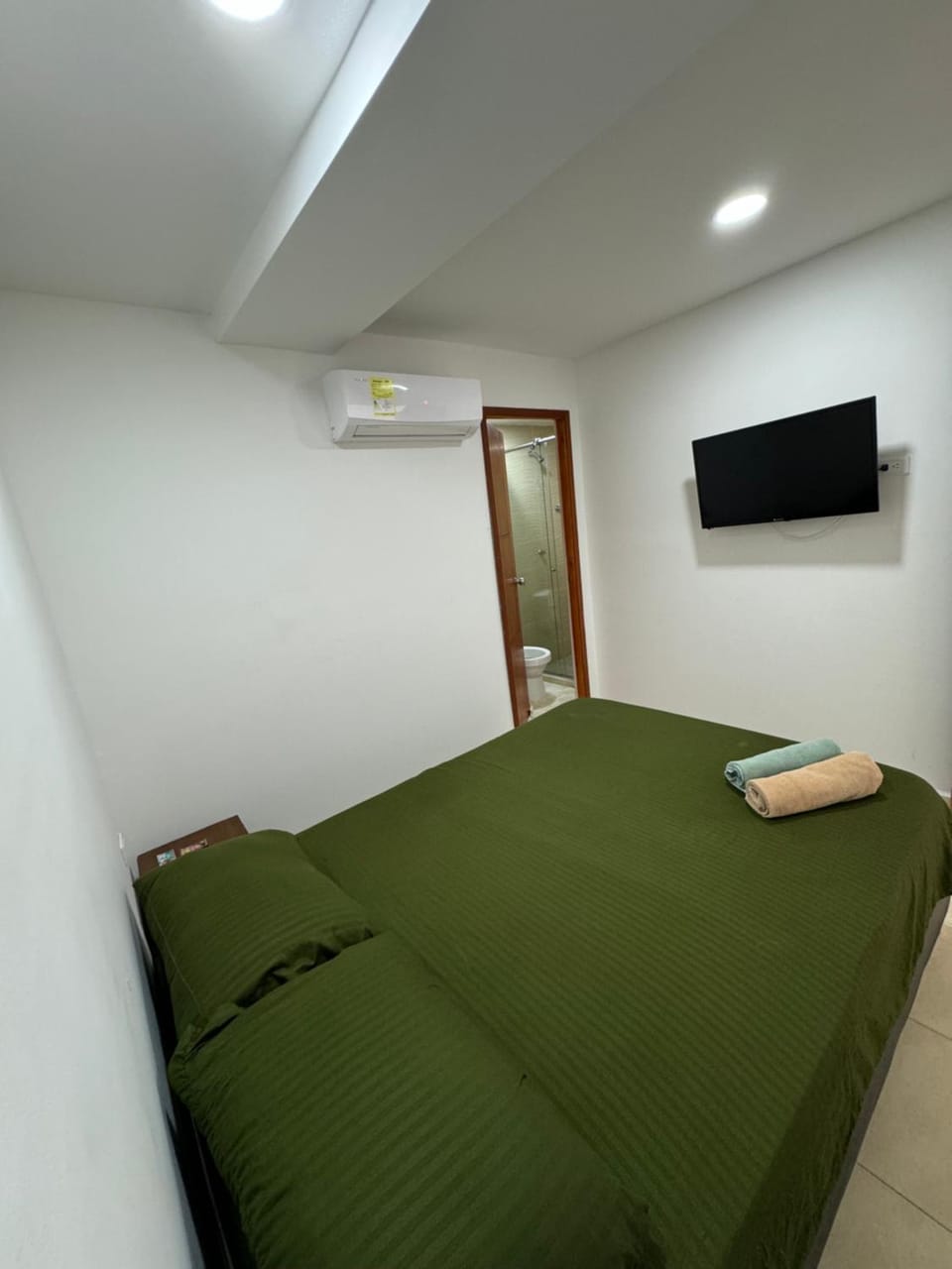 Bed, TV and multimedia, Photo of the whole room, Bedroom, towels
