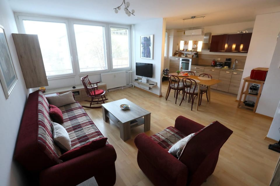Kitchen or kitchenette, Seating area, minibar, oven