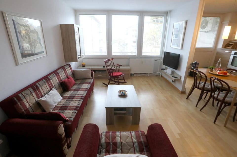 Communal lounge/ TV room, TV and multimedia, Living room, Seating area, Evening entertainment