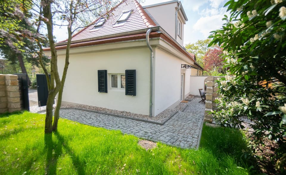 Property building, Garden, Balcony/Terrace