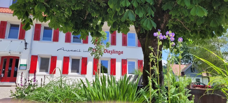 Property building, Restaurant/places to eat