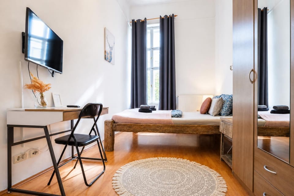 Bedroom, towels