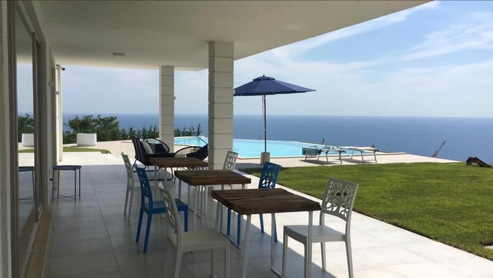 Luxury villa Blue&Blanc piscina a sfioro isola Villa in Calabria
