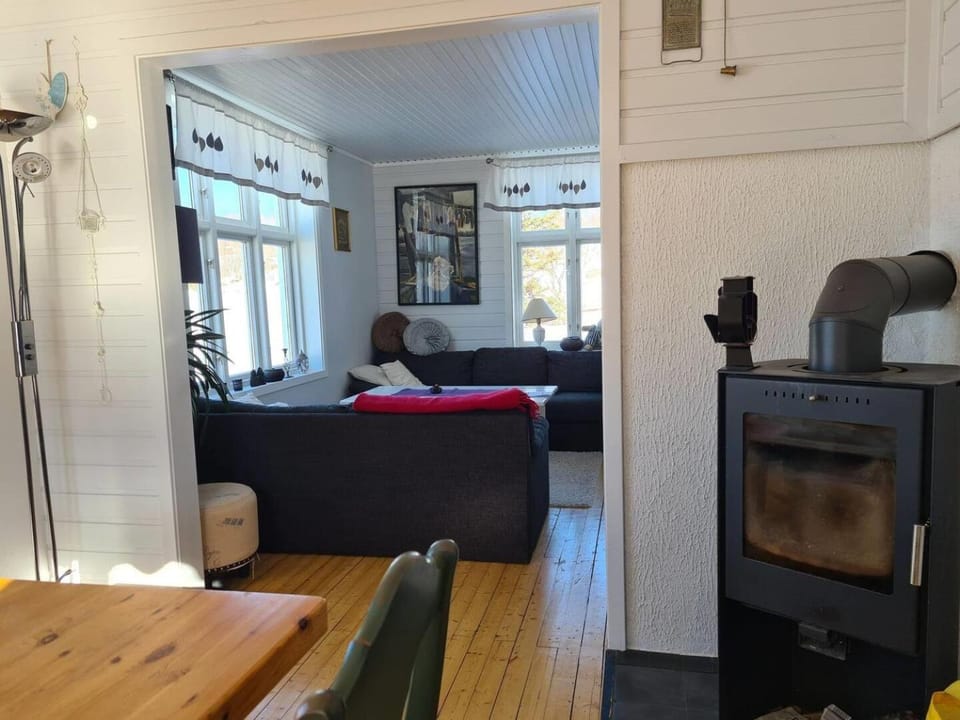 Living room, Seating area, Dining area, fireplace