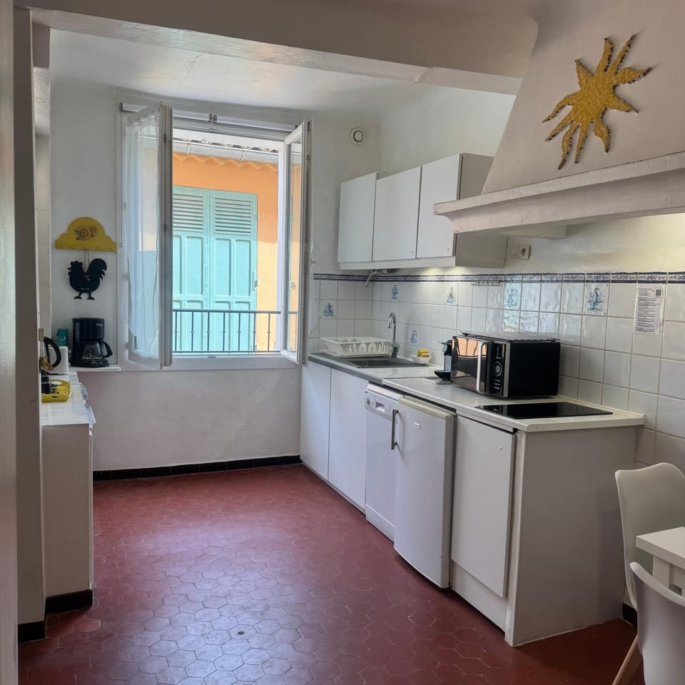 Kitchen or kitchenette, dishwasher, stove