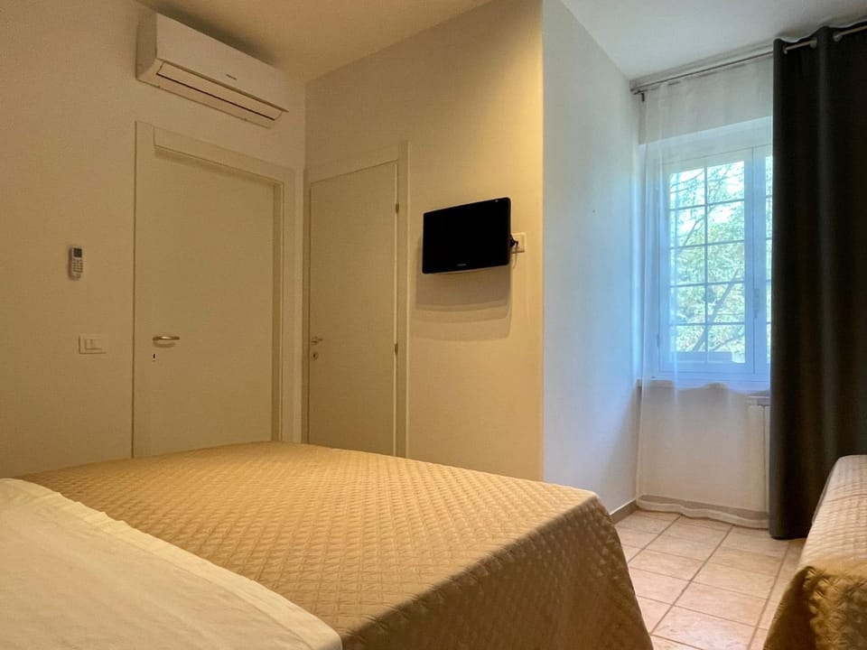 Bed, TV and multimedia, Photo of the whole room, Bedroom