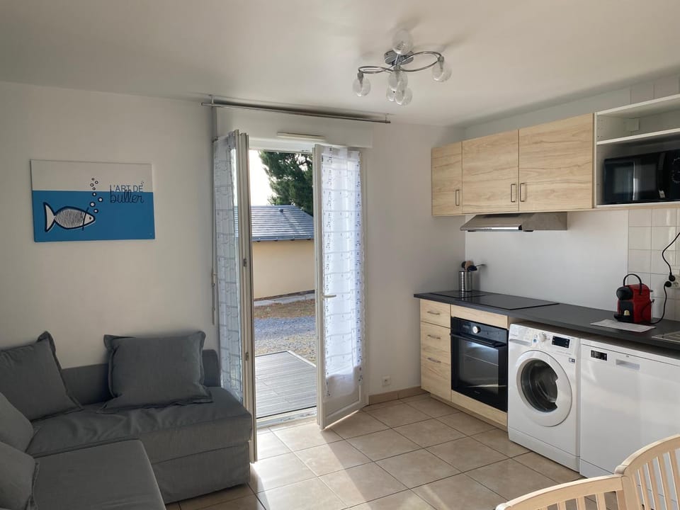 Kitchen or kitchenette, Living room, dishwasher, oven, stove, toaster