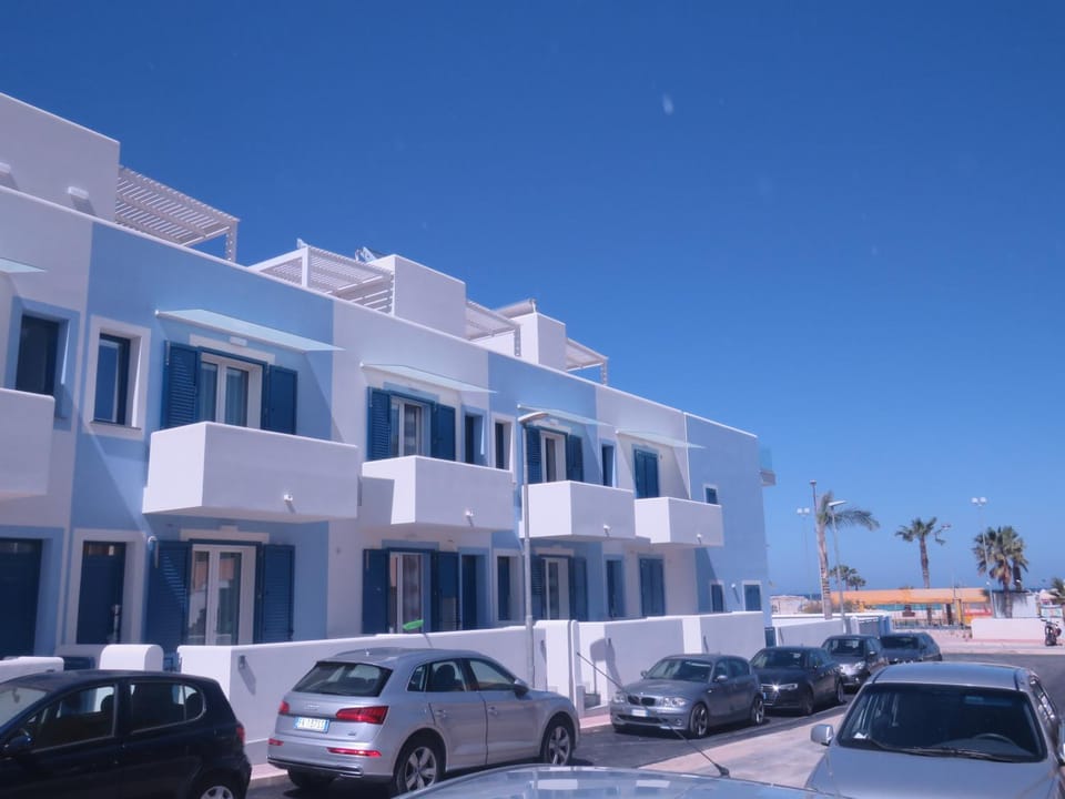 Property building, Neighbourhood