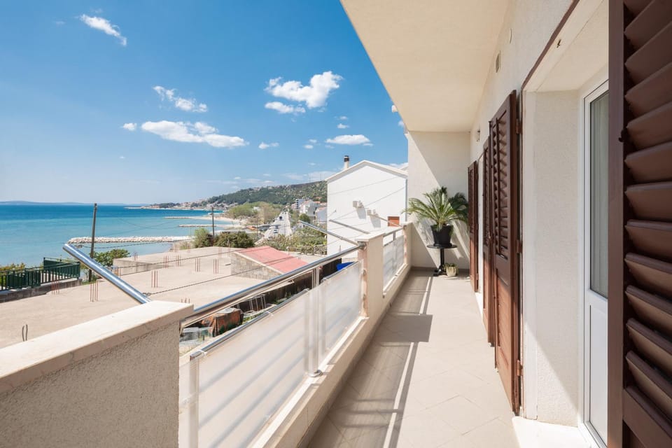 Property building, Balcony/Terrace, Sea view