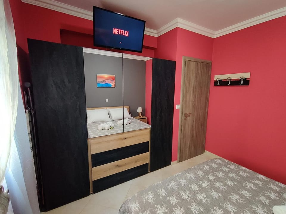 Bed, TV and multimedia, Bedroom, wardrobe, air conditioner
