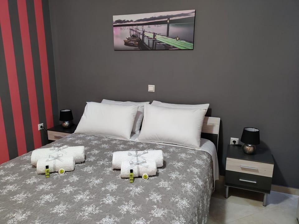 Bed, TV and multimedia, Bedroom, towels, wardrobe, air conditioner