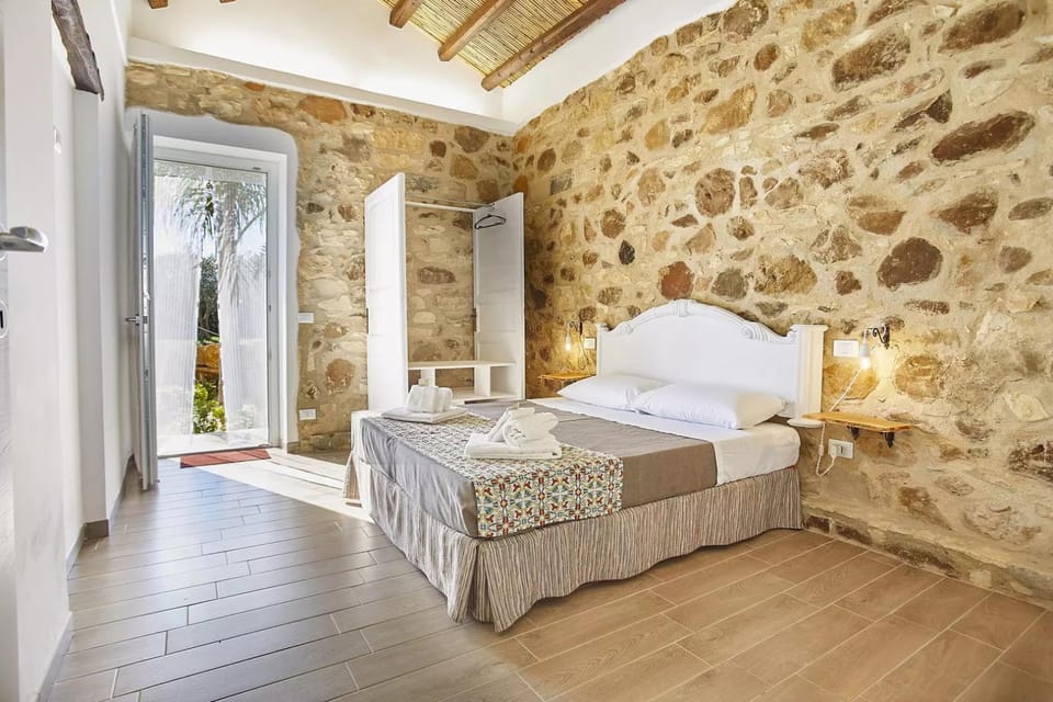 Bed, Photo of the whole room, towels