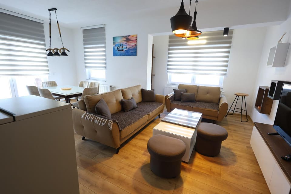 TV and multimedia, Living room, Seating area, Dining area