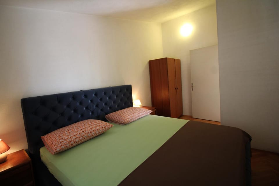Makarska centre & free private parking Apartment in Makarska