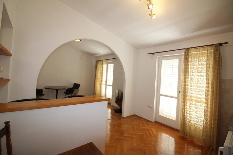 Makarska centre & free private parking Apartment in Makarska